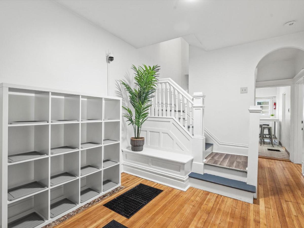 Oakland/university @c Modern & Stylish Private Bedroom With Shared Bathroom Habitación en casa particular