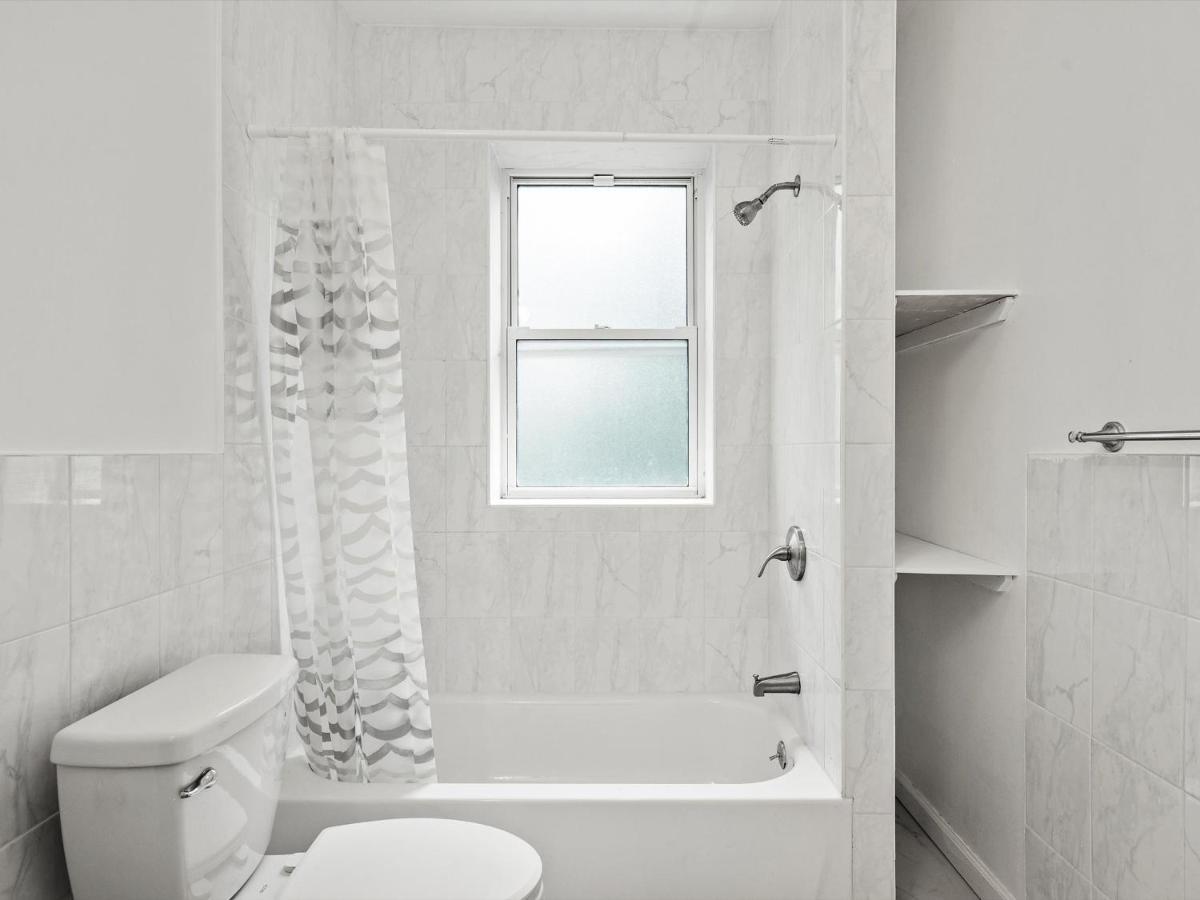 Oakland/university @c Modern & Stylish Private Bedroom With Shared Bathroom Habitación en casa particular *